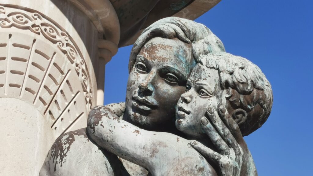 In imagine este o statuie din Skopje, o mama cu un copil tinut in brate